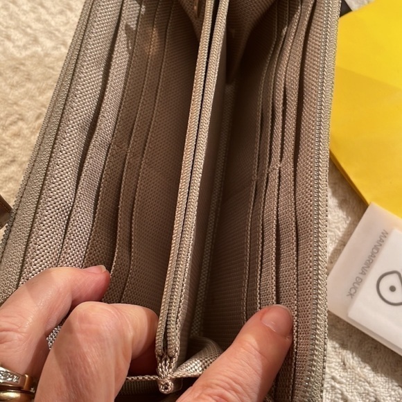 🎊host Pick🎊 Mandarina Duck Woven Zipper Wallet Compartments NWT - Picture 4 of 10